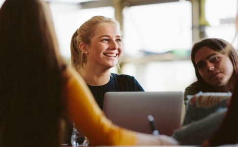 选择罗丁女校还是圣保罗女校？英国高中留学如何选择学校？